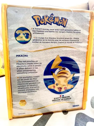 PELUCHE PIKACHU POKÉMON GUIÑO 20TH TOMY - miniatura 4