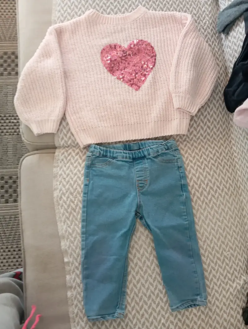 Suéter rosa con lentejuelas y blue jeans