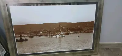 Cuadro con foto antigua de puerto - miniatura 1