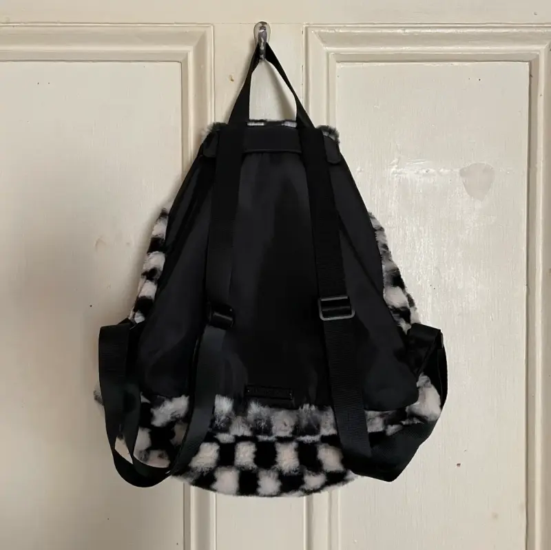Mochila peluda (faux fur) ajedrez blanco y negro - 4