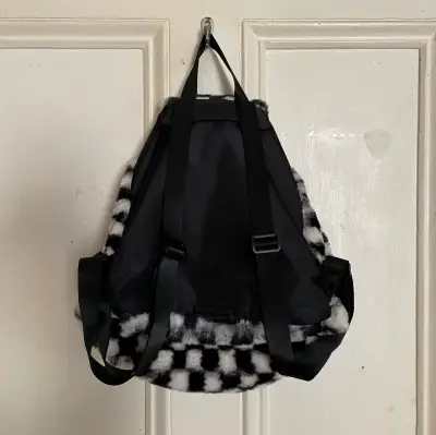 Mochila peluda (faux fur) ajedrez blanco y negro - miniatura 4