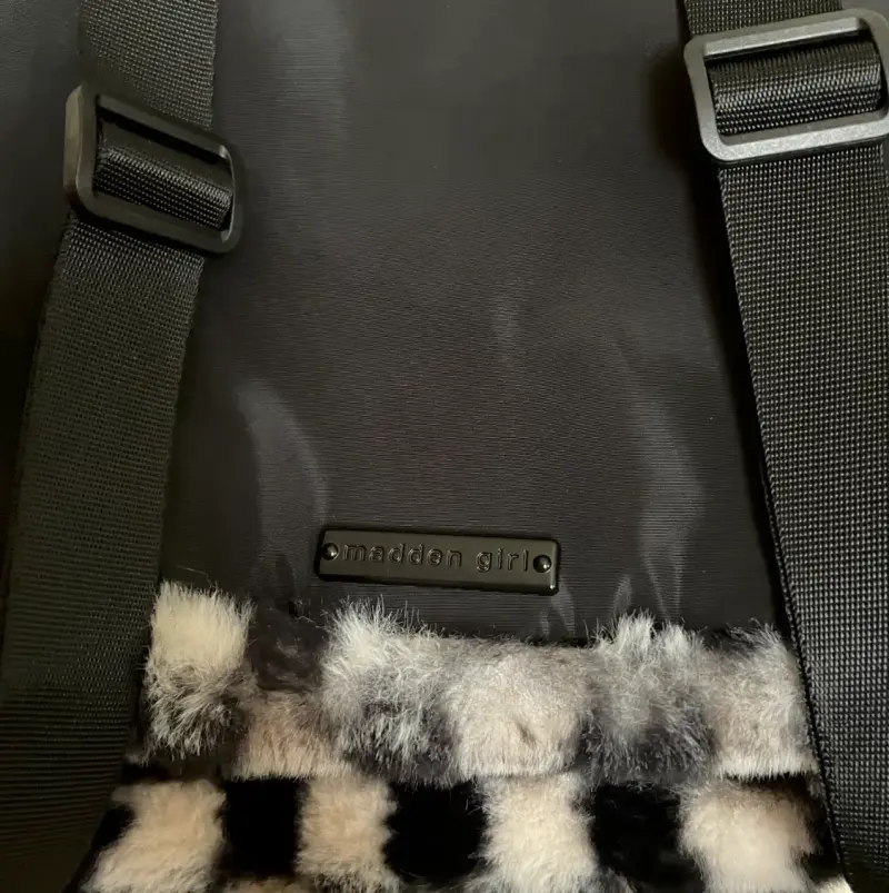 Mochila peluda (faux fur) ajedrez blanco y negro - 5