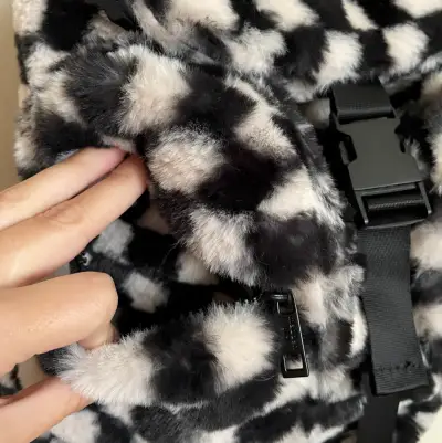 Mochila peluda (faux fur) ajedrez blanco y negro - miniatura 6