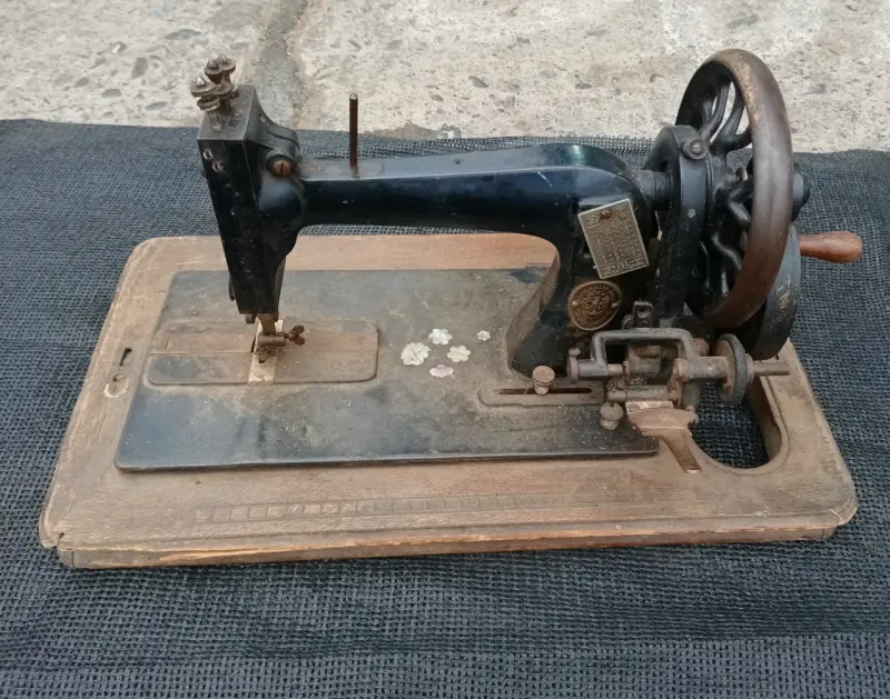 Máquina de coser antigua - 1
