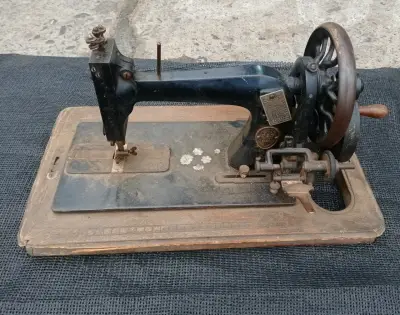 Máquina de coser antigua - miniatura 1