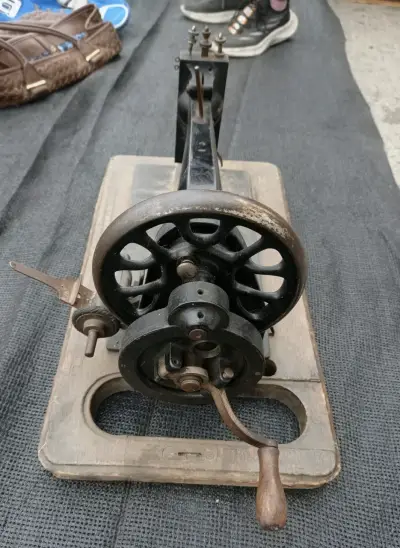 Máquina de coser antigua - miniatura 2