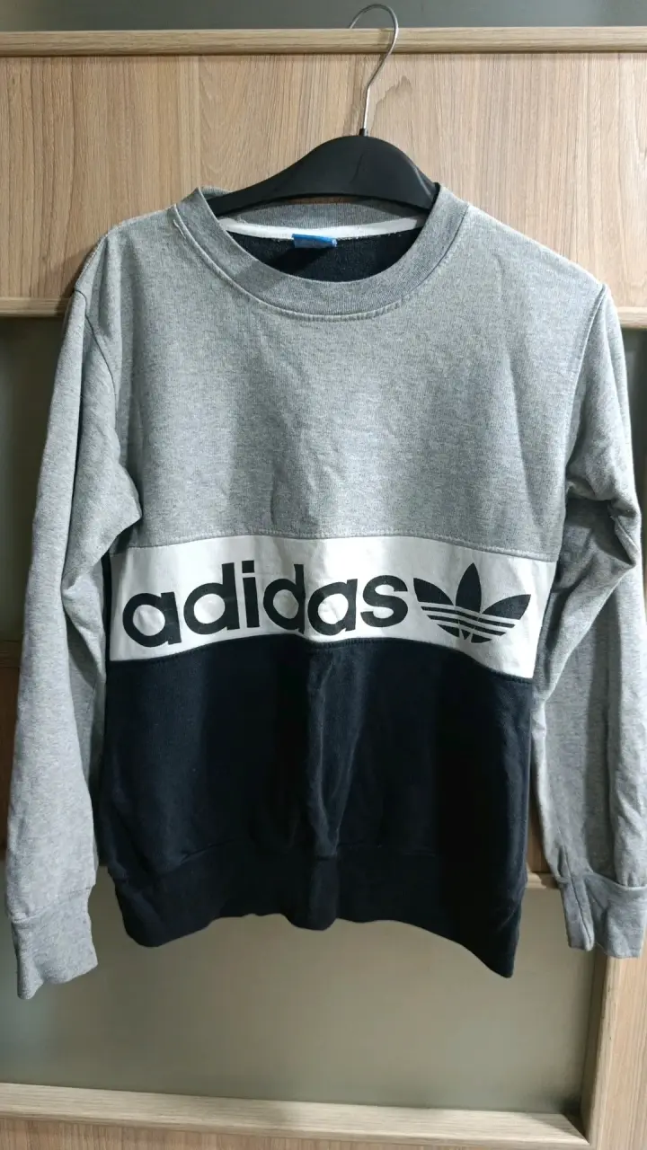 Polerón Adidas gris y negro