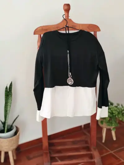 Polera bicolor negro y blanco - miniatura 1
