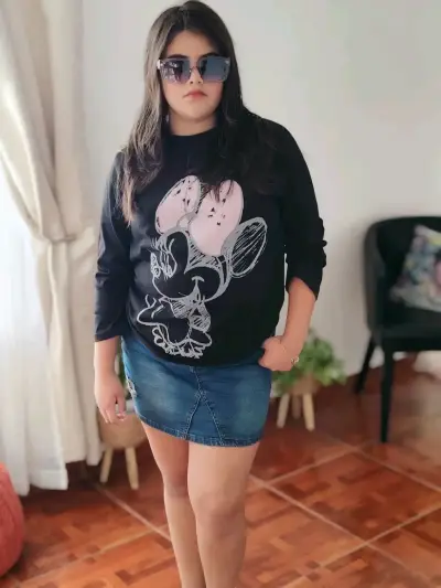Polera negra con diseños Disney - miniatura 1