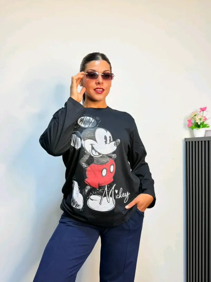 Polera negra con diseños Disney - 2