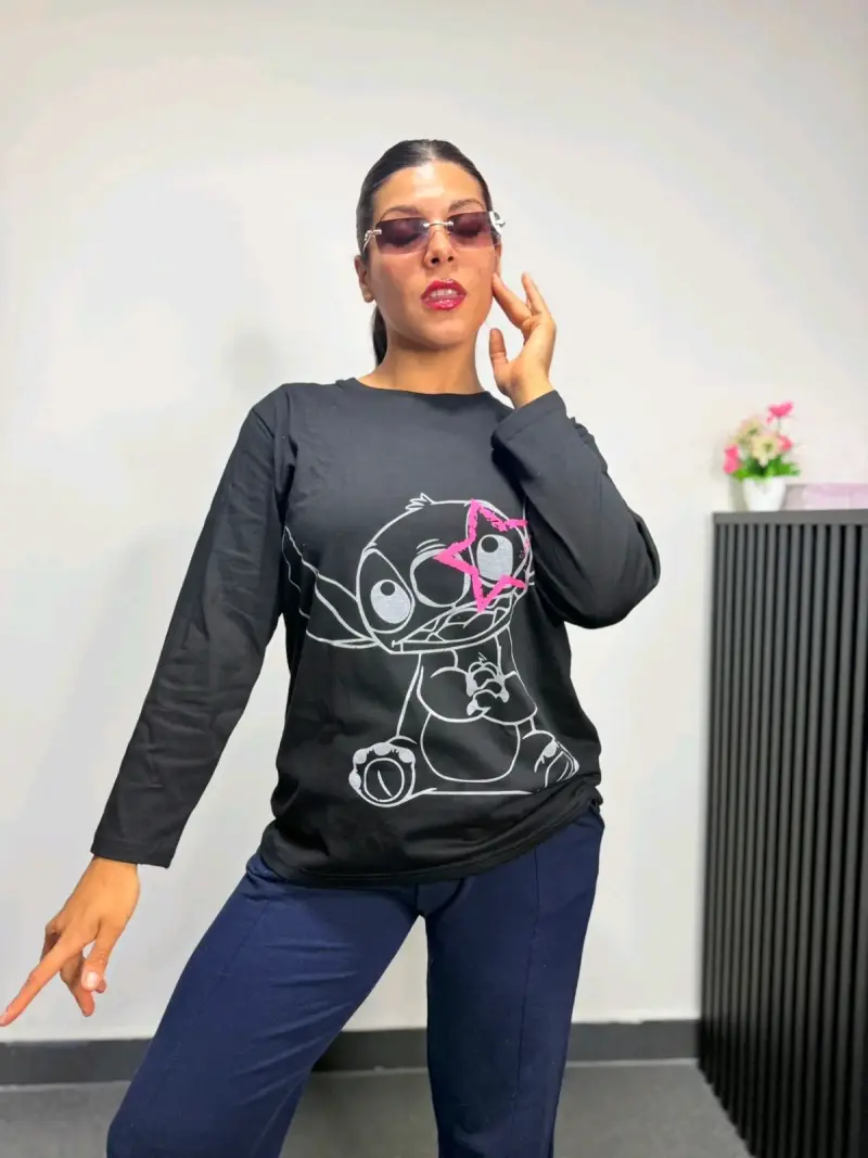 Polera negra con diseños Disney - 3