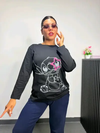 Polera negra con diseños Disney - miniatura 3