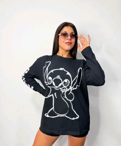 Polera negra con diseños Disney - miniatura 4