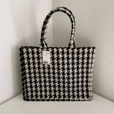 Bolso tejido H&M blanco y negro (40x30 cms) - miniatura 1