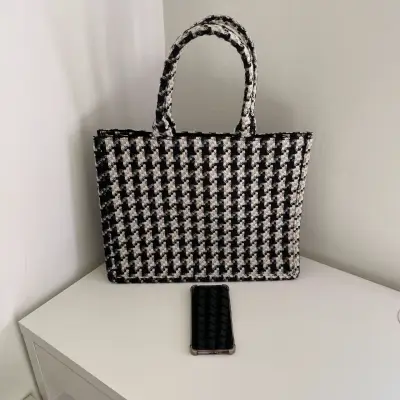 Bolso tejido H&M blanco y negro (40x30 cms) - miniatura 2