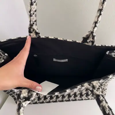 Bolso tejido H&M blanco y negro (40x30 cms) - miniatura 3