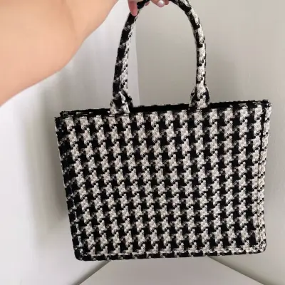Bolso tejido H&M blanco y negro (40x30 cms) - miniatura 4