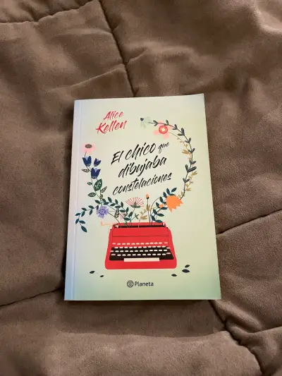 Libro 'El chico que dibujaba constelaciones' - miniatura 1