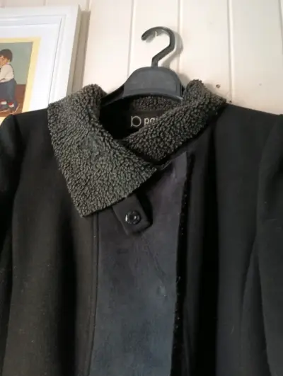 Abrigo negro con cuello de lana - miniatura 1