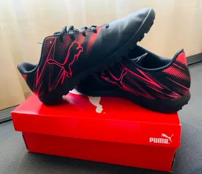 Zapatillas de fútbol Puma negras y rojas - miniatura 1