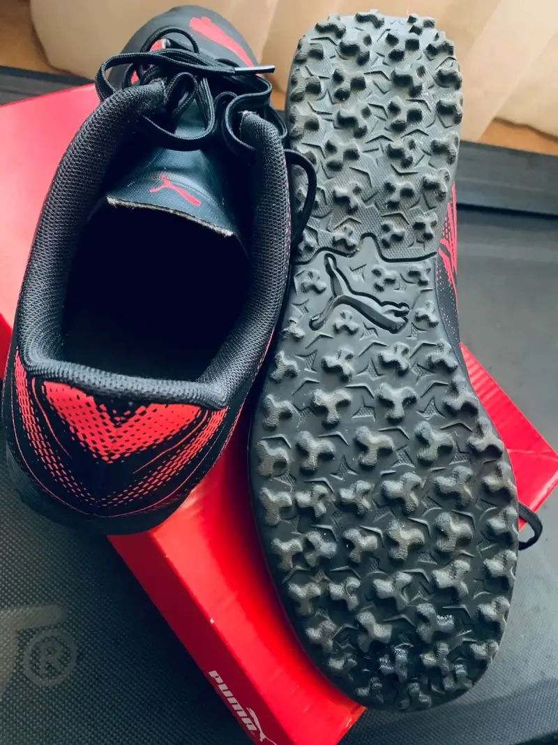 Zapatillas de fútbol Puma negras y rojas - 2