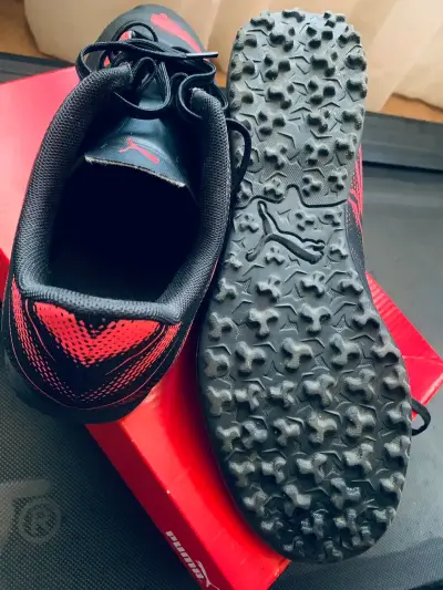 Zapatillas de fútbol Puma negras y rojas - miniatura 2