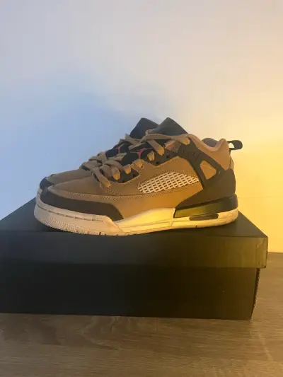 Jordan Spizike Low Flax (GS)-talla 38.5 (ORIGINAL) - miniatura 1