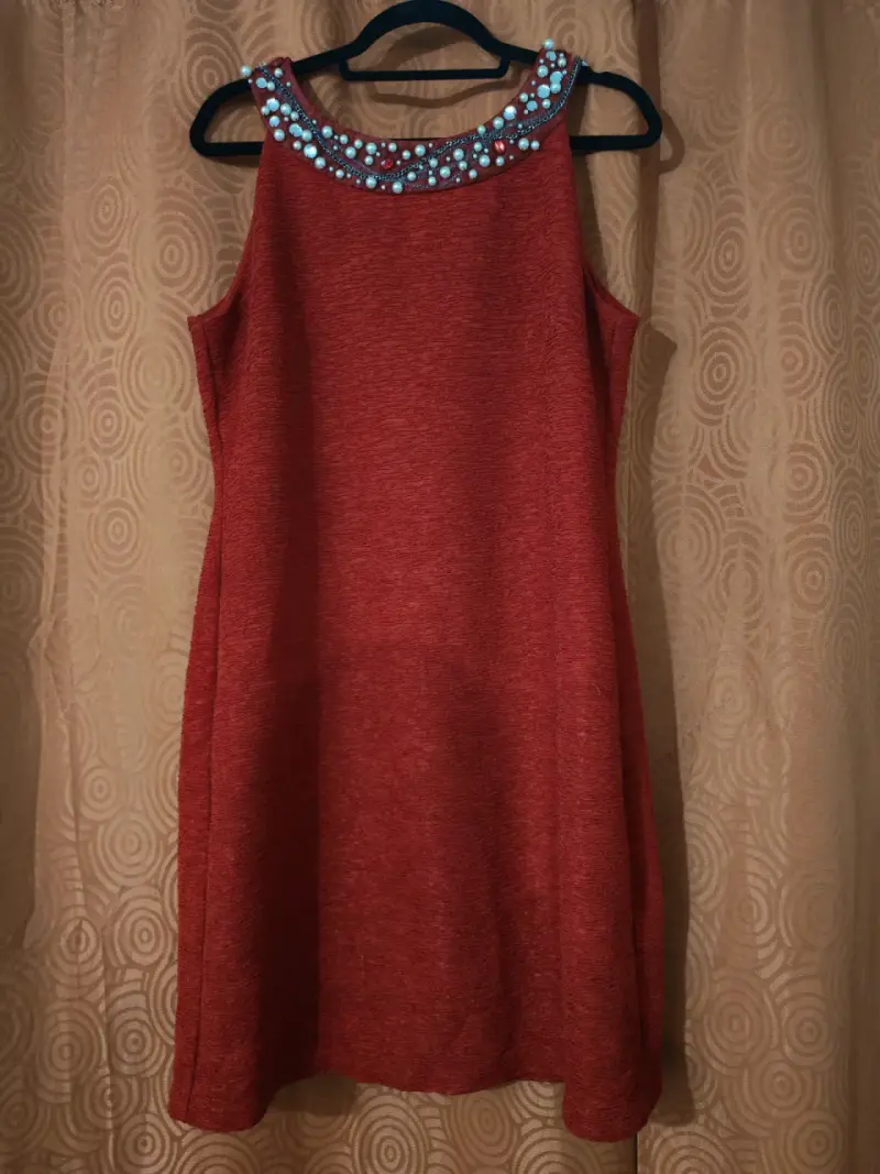 Vestido rojo con adornos - 1