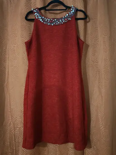 Vestido rojo con adornos - miniatura 1
