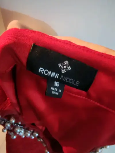 Vestido rojo con adornos - miniatura 2
