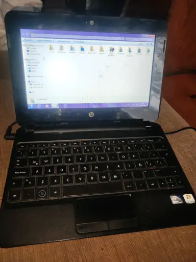 Netbook HP Mini negro en buen estado - miniatura 1