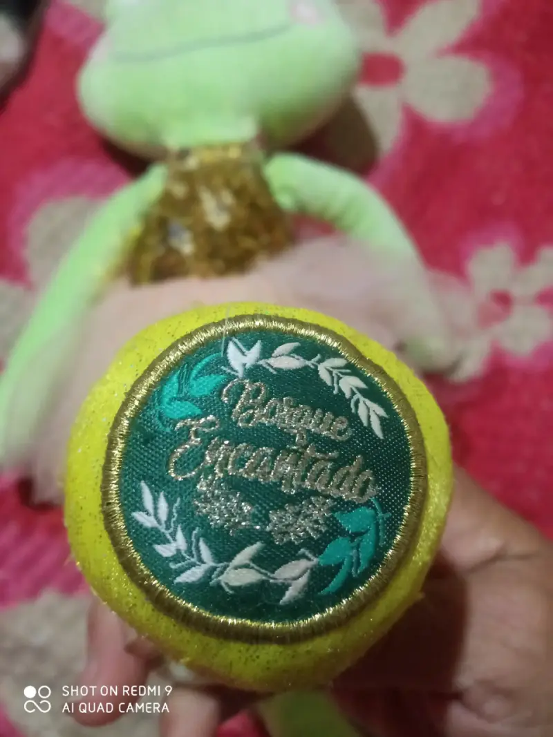 Peluche rana vestido dorado
