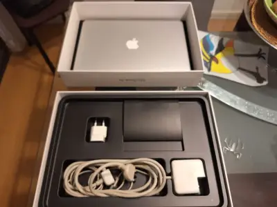 Laptop MacBook Air usada - miniatura 1
