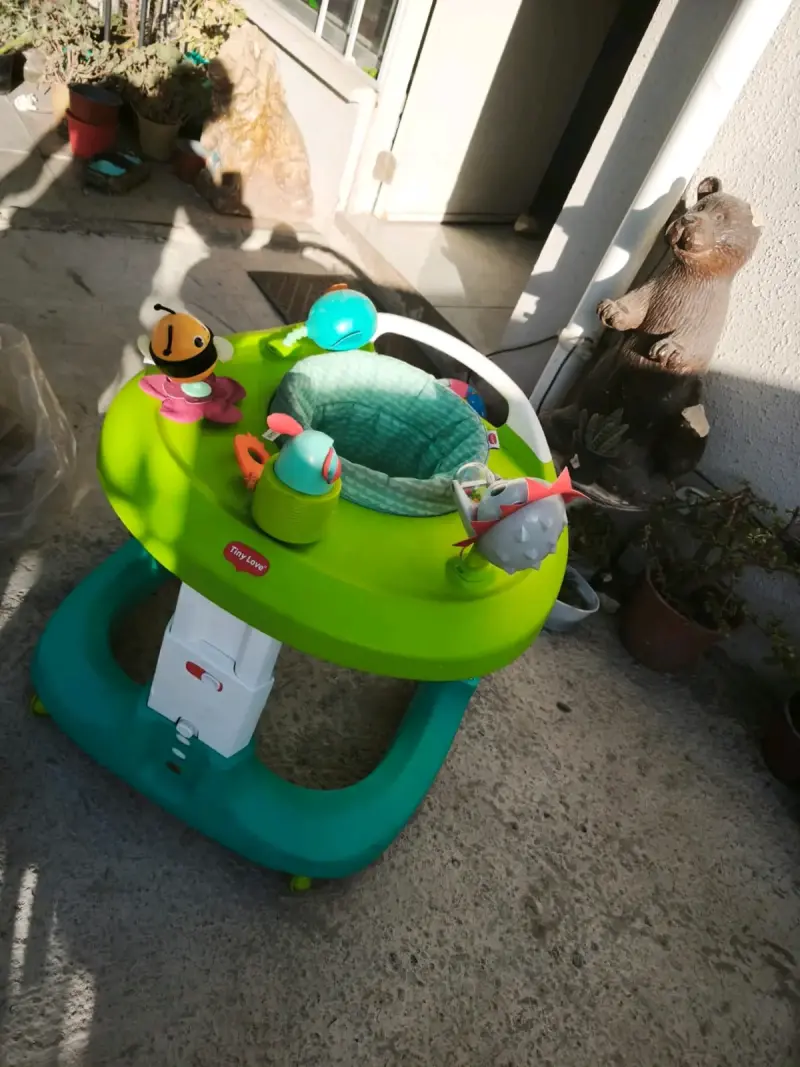 Andador de bebé verde Tiny Love