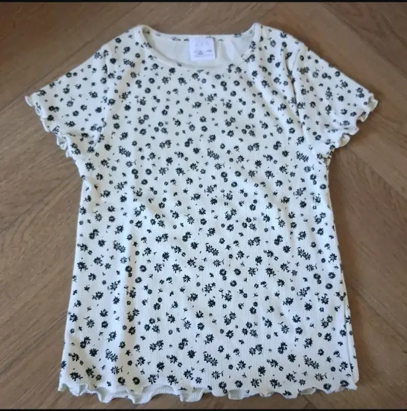 Polera blanca con flores negras talla 10