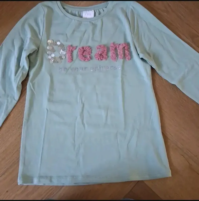 Polera verde con diseño Dream talla 10
