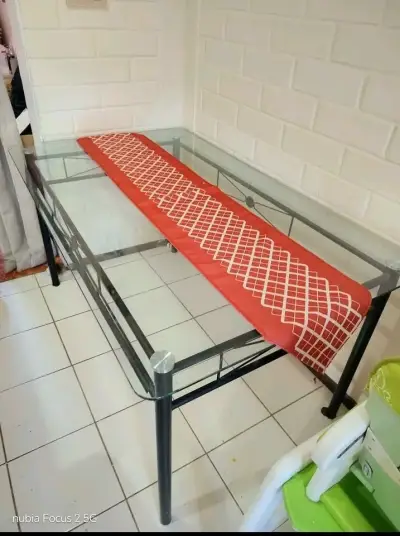 Mesa de vidrio con estructura metálica - miniatura 1