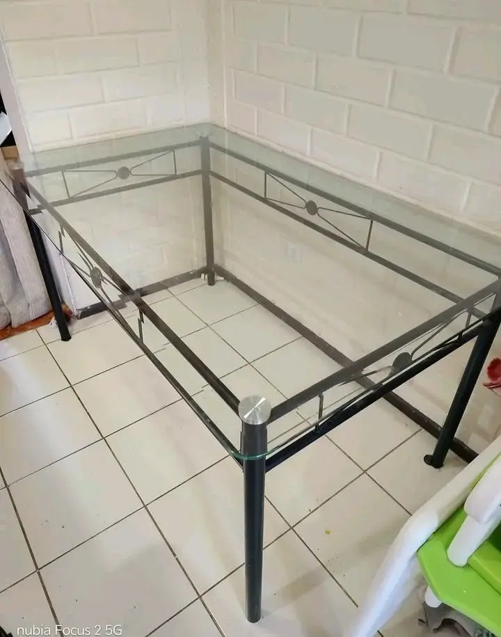 Mesa de vidrio con estructura metálica - 2
