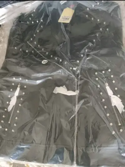 Chaqueta de cuerina con tachas - miniatura 2