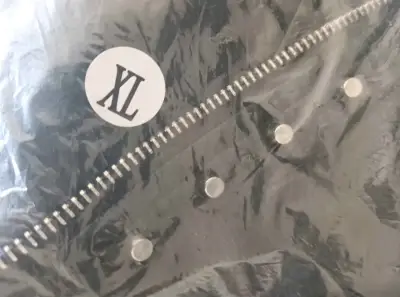 Chaqueta de cuerina con tachas - miniatura 3