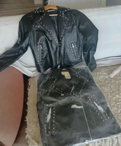 Chaqueta de cuerina con tachas - miniatura 4