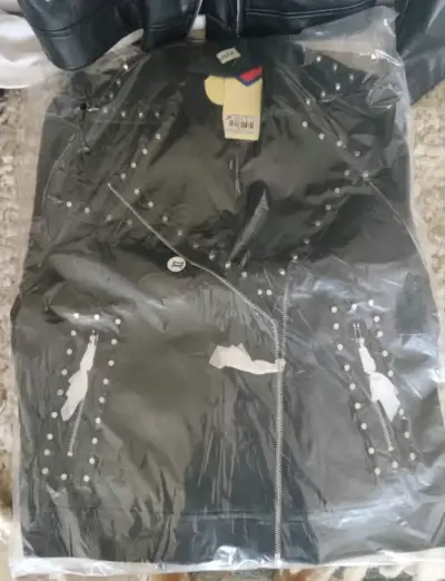 Chaqueta de cuerina con tachas - miniatura 5