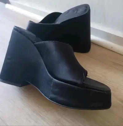 Zapatos terraplen negros Zara en buen estado - miniatura 2