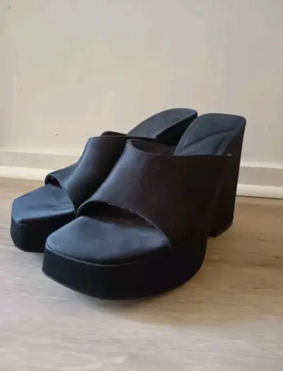 Zapatos terraplen negros Zara en buen estado - miniatura 3