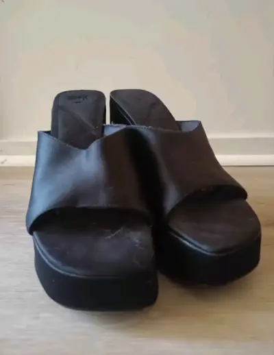 Zapatos terraplen negros Zara en buen estado - miniatura 4