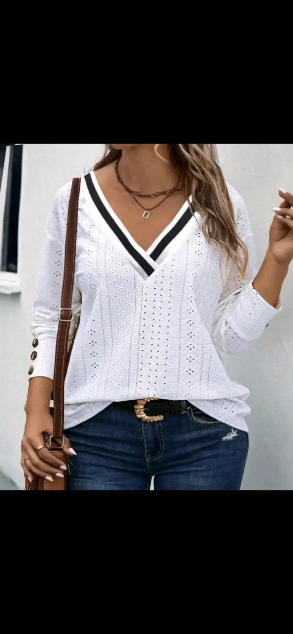 Blusa blanca con escote en V
