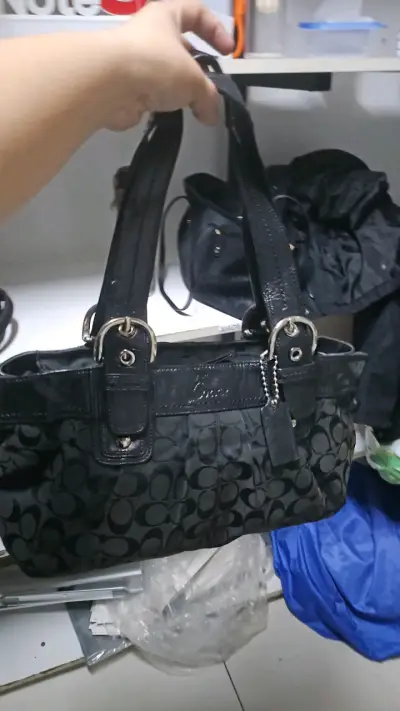Cartera negra con diseño coach - miniatura 1