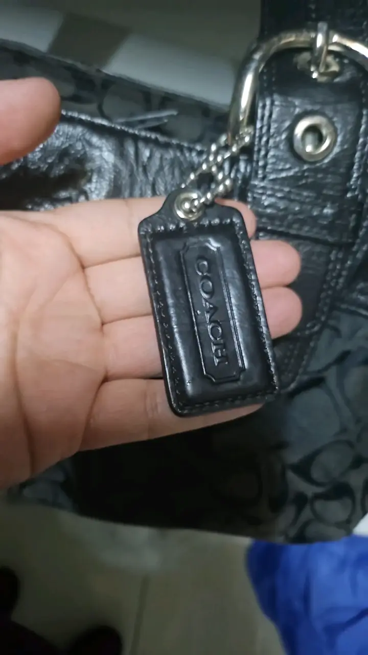 Cartera negra con diseño coach - 2
