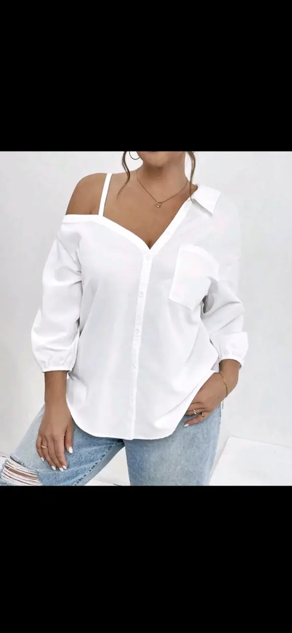 Blusa blanca con diseño asimétrico