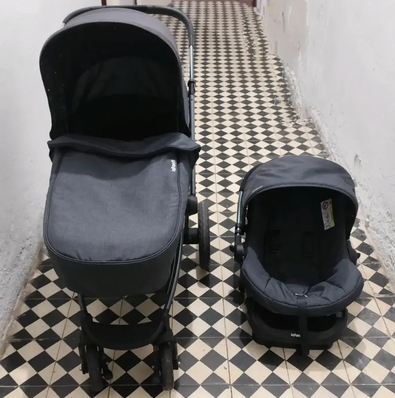 Coche de bebé con silla gris - 1